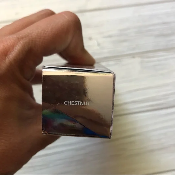 Becca Cosmetics Skin Love Weightless Blur Foundation Chestnut - Picture 4 of 7